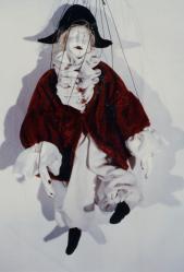 Clown | veste pourpre, pantalon blanc, coiffe noire by Hofmann Marie-Anne